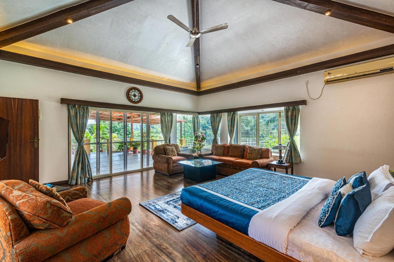 Ekam Lake House By Stayvista With Mountain & Lake Views, Outdoor Jacuzzi, Sauna, Modern Amenities & Kitchen Garden Pune Eksteriør bilde