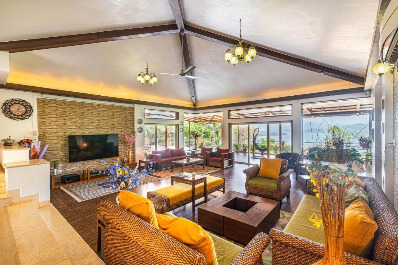 Ekam Lake House By Stayvista With Mountain & Lake Views, Outdoor Jacuzzi, Sauna, Modern Amenities & Kitchen Garden Pune Eksteriør bilde