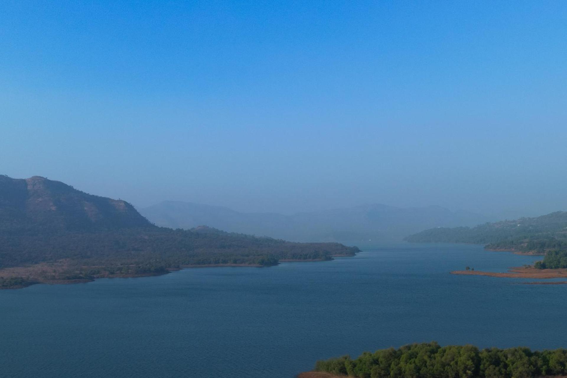 Ekam Lake House By Stayvista With Mountain & Lake Views, Outdoor Jacuzzi, Sauna, Modern Amenities & Kitchen Garden Pune Eksteriør bilde