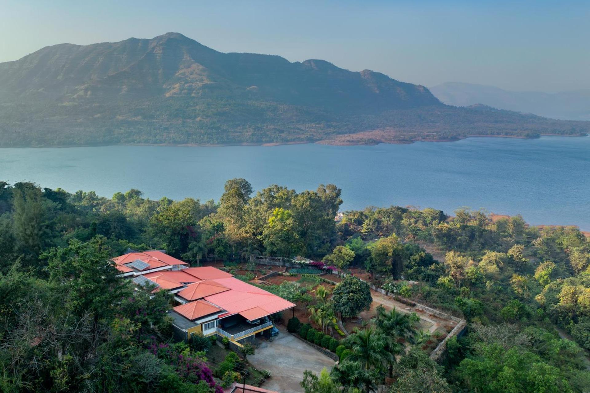Ekam Lake House By Stayvista With Mountain & Lake Views, Outdoor Jacuzzi, Sauna, Modern Amenities & Kitchen Garden Pune Eksteriør bilde